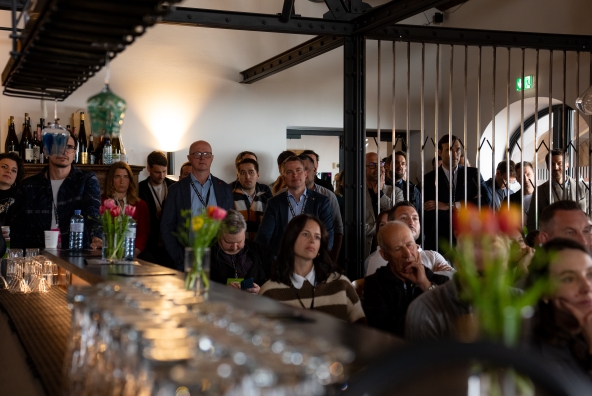 Besucher*innen des versus Festivals 2026 hören aufmerksam einem Vortrag zu.