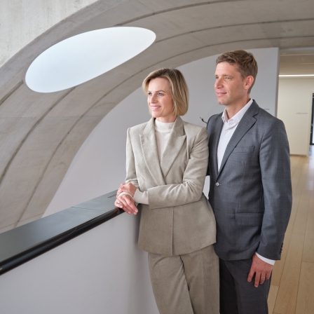 Marlies und Benni Raich stehen in der BTV Stadtforum Zentrale