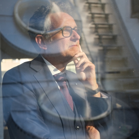 Gerhard Burtscher, Vorstandsvorsitzender der BTV Vier Länder Bank AG, blickt nach außen.