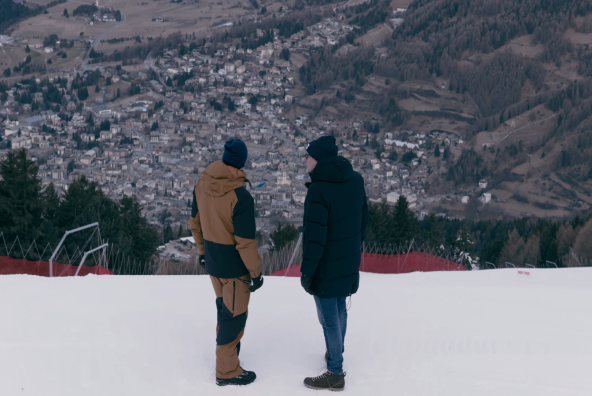 Benni Raich und BTV‑Vorstandsvorsitzender Gerhard Burtscher stehen am oberen Ende einer Skipiste und blicken ins Tal hinunter.