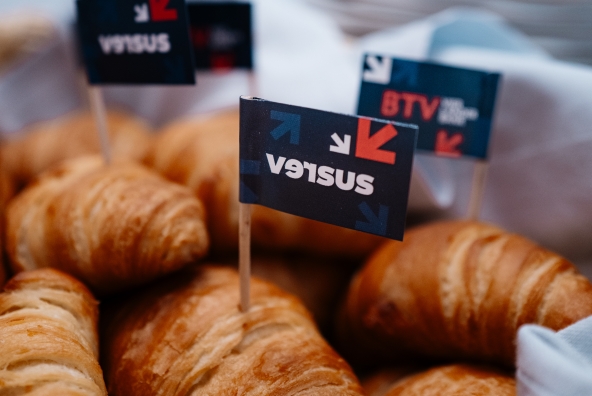 Nahaufnahme von Croissants, dekoriert mit einer kleinen Fahne des versus Festivals.