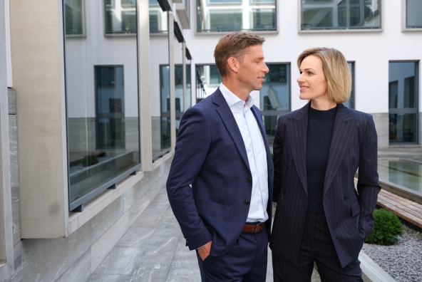 Marlies und Benni Raich in einem Innenhof der BTV Stadtforum Zentrale