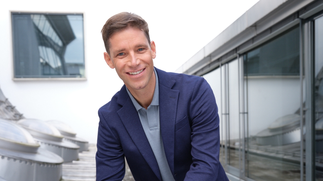 Benni Raich steht auf der BTV‑Filiale und blickt direkt in die Kamera.