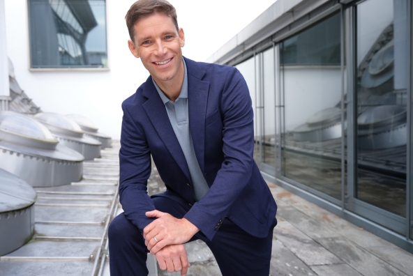Benni Raich steht auf der BTV‑Filiale und blickt direkt in die Kamera.