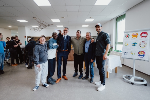 BTV Vorstandsvorsitzender Gerhard Burtscher und Skirennfahrer Johannes Strolz besuchen im Rahmen des BTV Helmwettbewerbs die Lebenshilfe in Wien.
