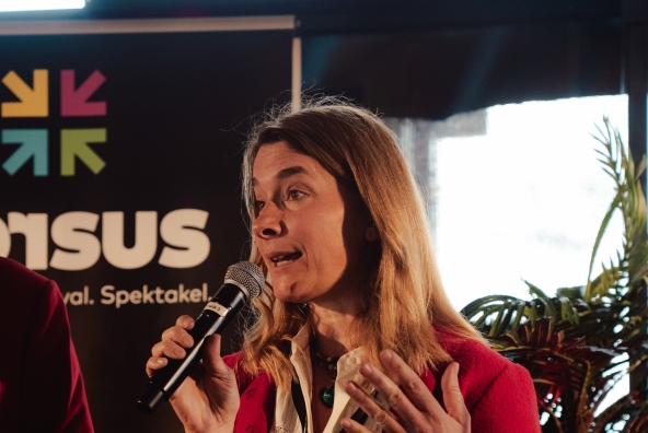 Ingrid Krawarik hält beim versus Festival einen Vortrag über das Verhältnis von Story und Fakten.