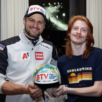 Skirennläufer Johannes Strolz präsentiert in Schladming gemeinsam mit Sascha, einem Künstler der Lebenshilfe Wien, einen speziell gestalteten Skihelm. Der gesamte Erlös kommt der Lebenshilfe Wien zugute.