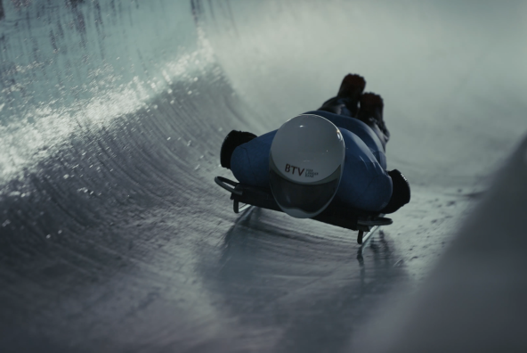 Skilegende Marlies Raich fährt einen Eiskanal hinunter.