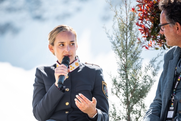 Polizistin Stefanie Jäger präsentiert ihre Perspektive zu „Einheit vs. Vielfalt“ auf dem Versus Festival 2025; neben ihr sitzt der BTV‑Vorstandsvorsitzende Gerhard Burtscher.