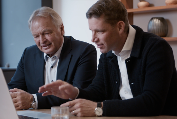 Skilegende Benni Raich macht eine Technikanalyse mit Hans Pum