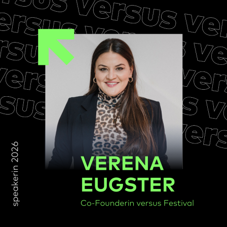 Porträt von Verena Eugster, Co‑Founderin des Versus Festivals; links neben ihr steht der Text „Speakerin 2026“, im Hintergrund ist das Versus‑Logo sichtbar.