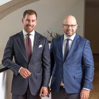 BTV‑Mitarbeiter Andreas Aichelberger und Laurens Schmieder, Experten für Zins‑ und Währungsmanagement.