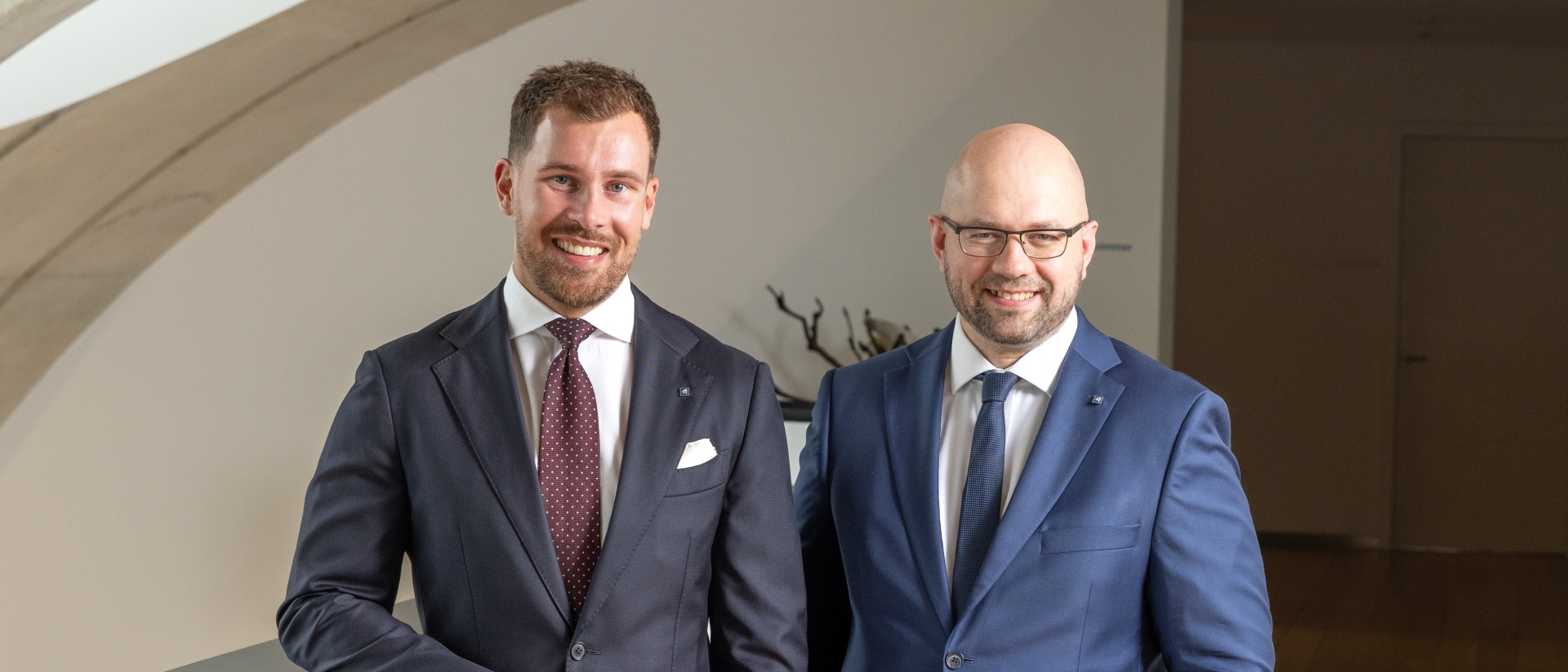 BTV‑Mitarbeiter Andreas Aichelberger und Laurens Schmieder, Experten für Zins‑ und Währungsmanagement.