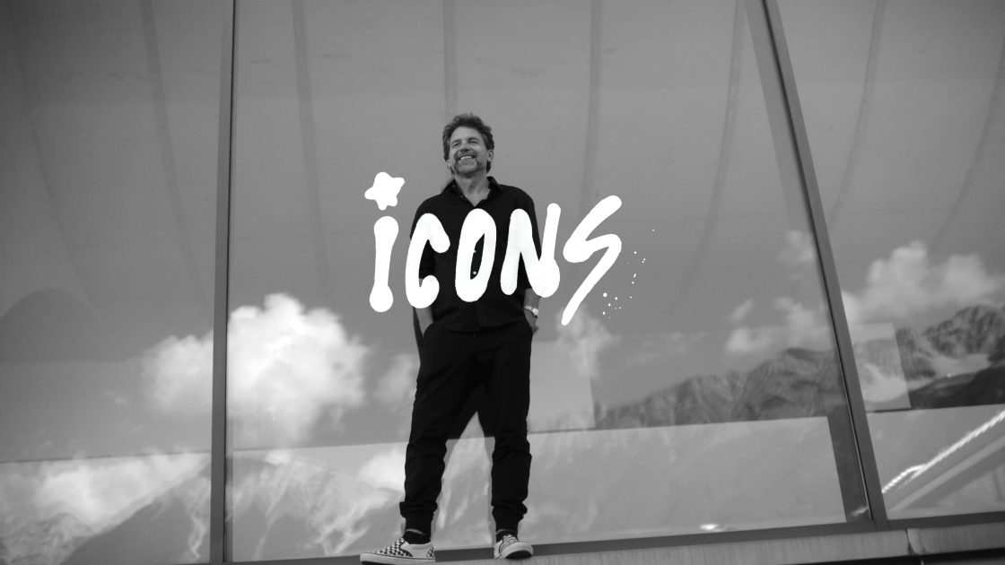 Porträt von Rainer Hosch, Fotograf, vor einer Glasfront mit eingeblendeten Text; ICONS
