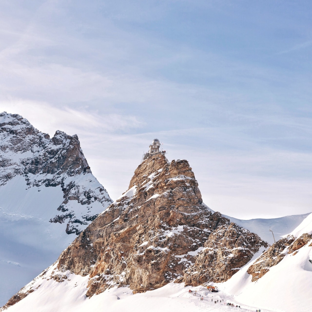 Verschneite Berge im Alpenraum