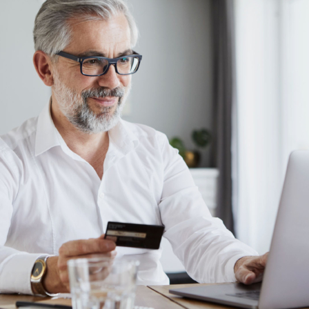 Mann bezahlt mit Debitkarte sicher online