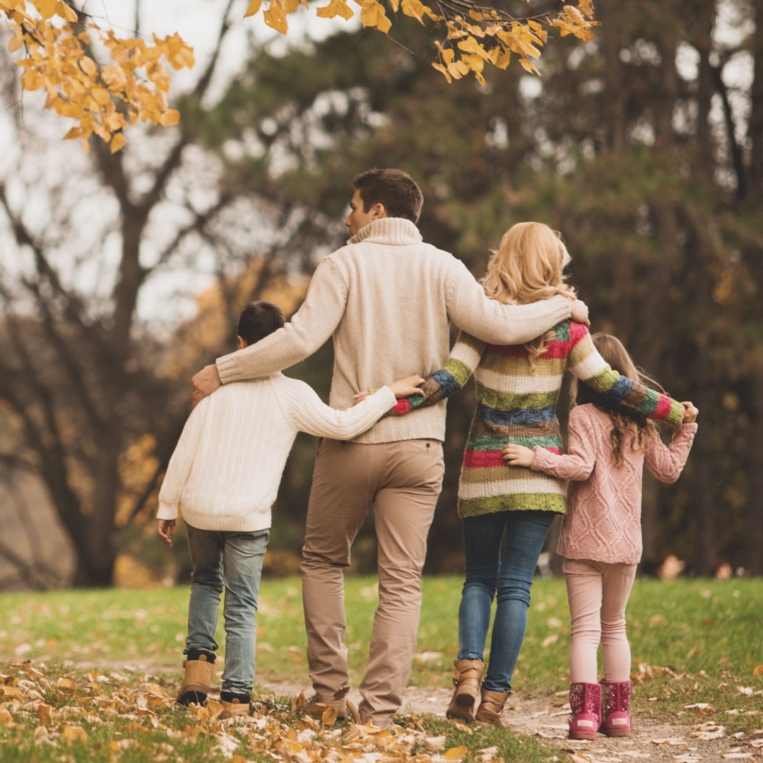 Eine Familie spaziert an einem Herbsttag