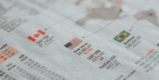Aktien und ETF Börsen Index auf Zeitungsausschnitt