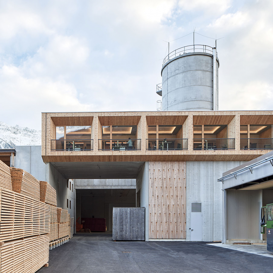 Gebäudesitz von holzius aus Holz und Beton, mit Büros und Vinschgauer Bergen im Hintergrund