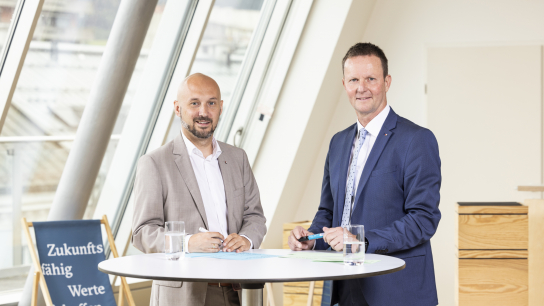 BTV Mitarbeiter Marco Petz und Norbert am Stehtisch.